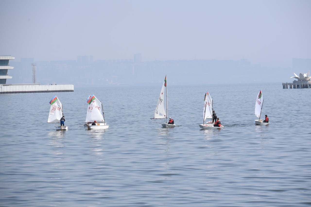 Paytaxtda Xəzərin suları avarçəkmə və yelkənli qayıqlarla bəzəndi - FOTOLAR